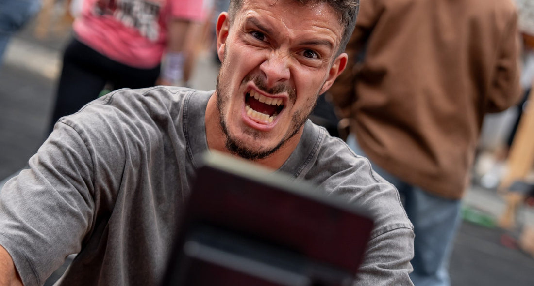 Athlète qui grimace pendant un WOD en compétition, t-shirt gris