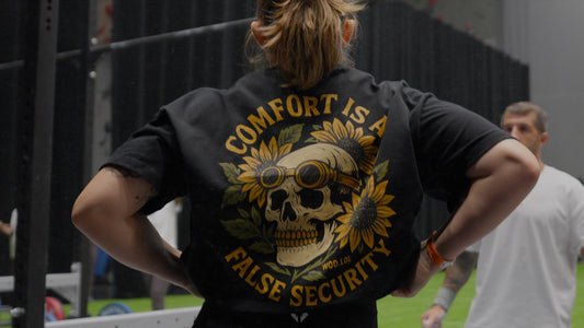 Athlète portant un t-shirt humour WOD.LOL Comfort is a false security pendant une compétition CrossFit