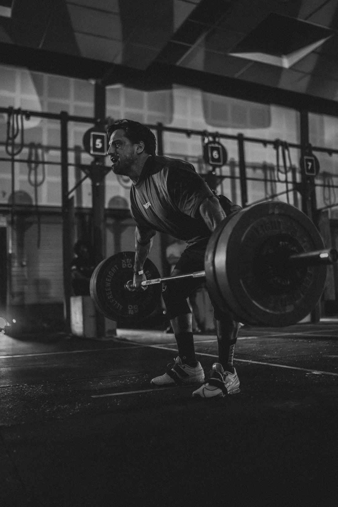 Athlète en plein soulevé de terre, noir et blanc, t-shirt WOD.LOL