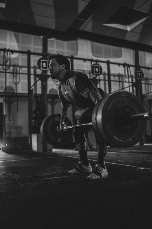 Athlète en plein soulevé de terre, noir et blanc, t-shirt WOD.LOL