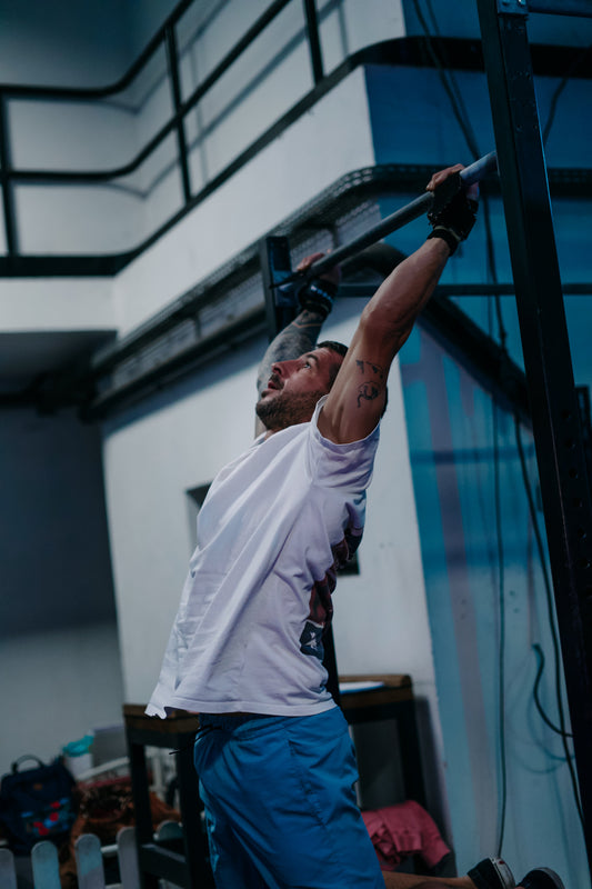 Athlète faisant une traction à la barre en tenue WOD.LOL, reprise de saison
