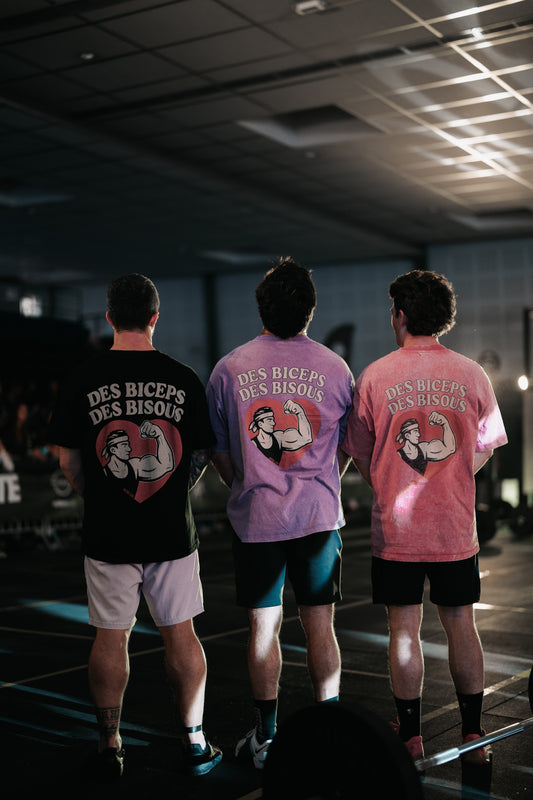 Trois amis de dos en t-shirts WOD.LOL Des Biceps Des Bisous
