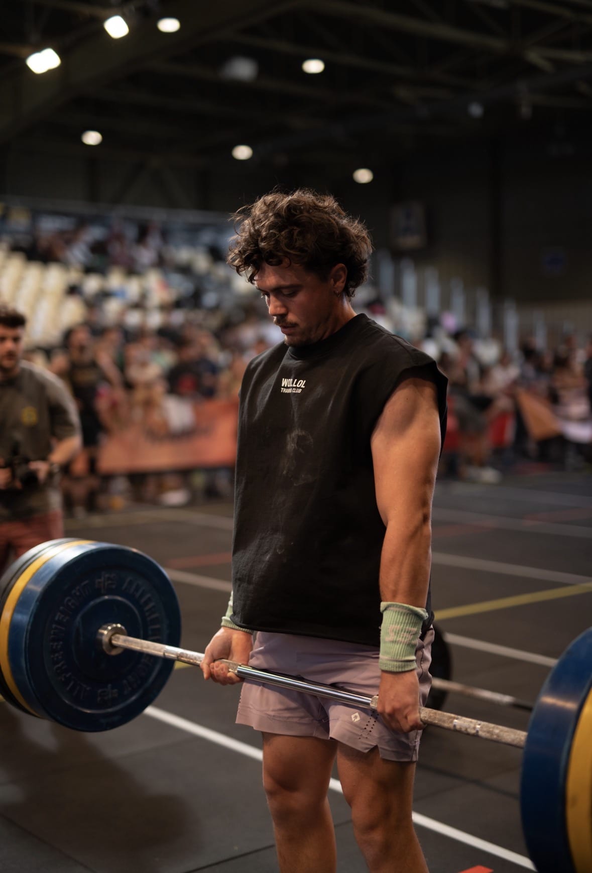 Athlète en soulevé de terre portant un tank boxy WOD.LOL en compétition – collection Tank Fitness WOD.LOL