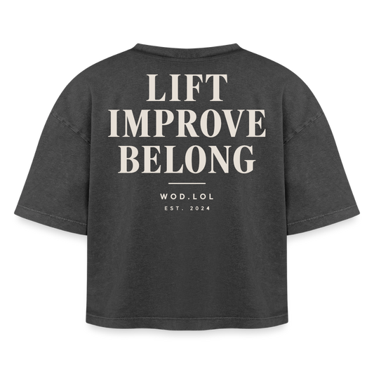 Crop top boxy femme WDLL Lift Improve Belong acid wash noir délavé, vue de dos avec grand print Lift Improve Belong – WOD.LOL
