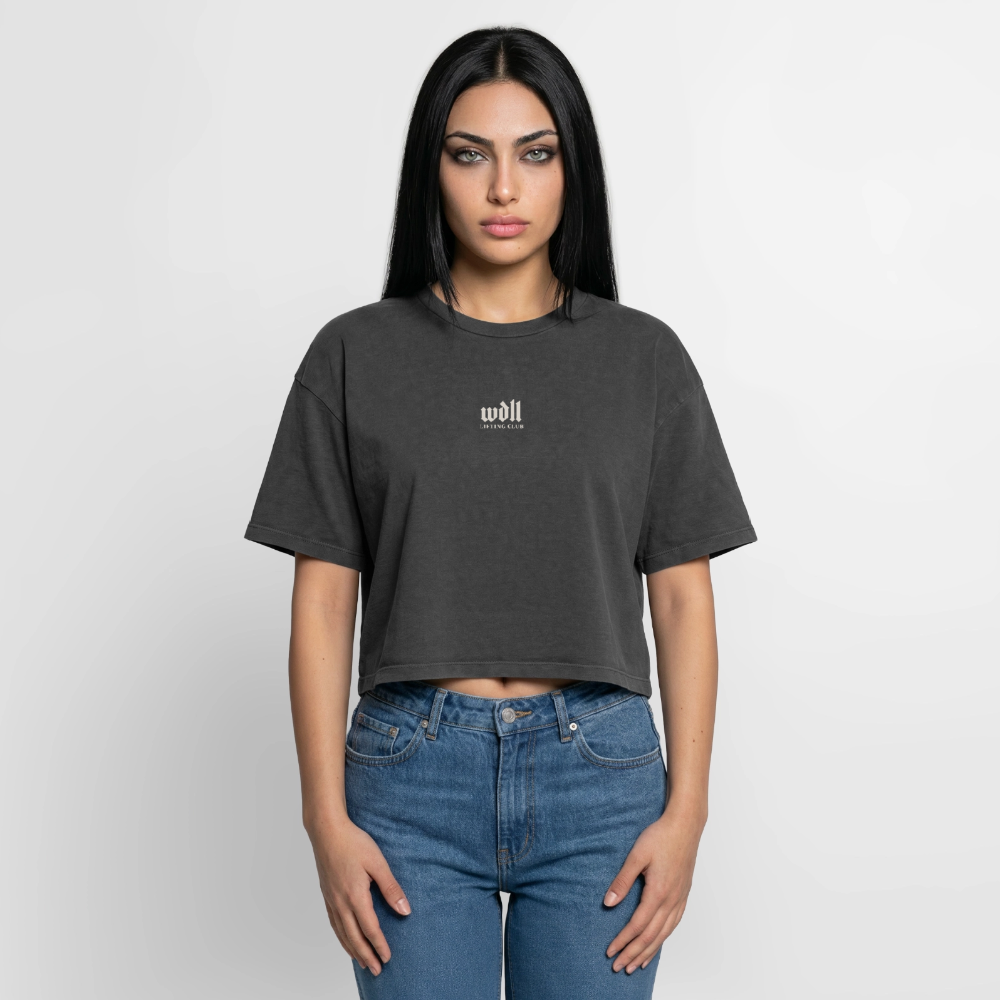Crop top boxy femme WDLL Athletic Dept. acid wash noir délavé, porté de face avec jean – WOD.LOL