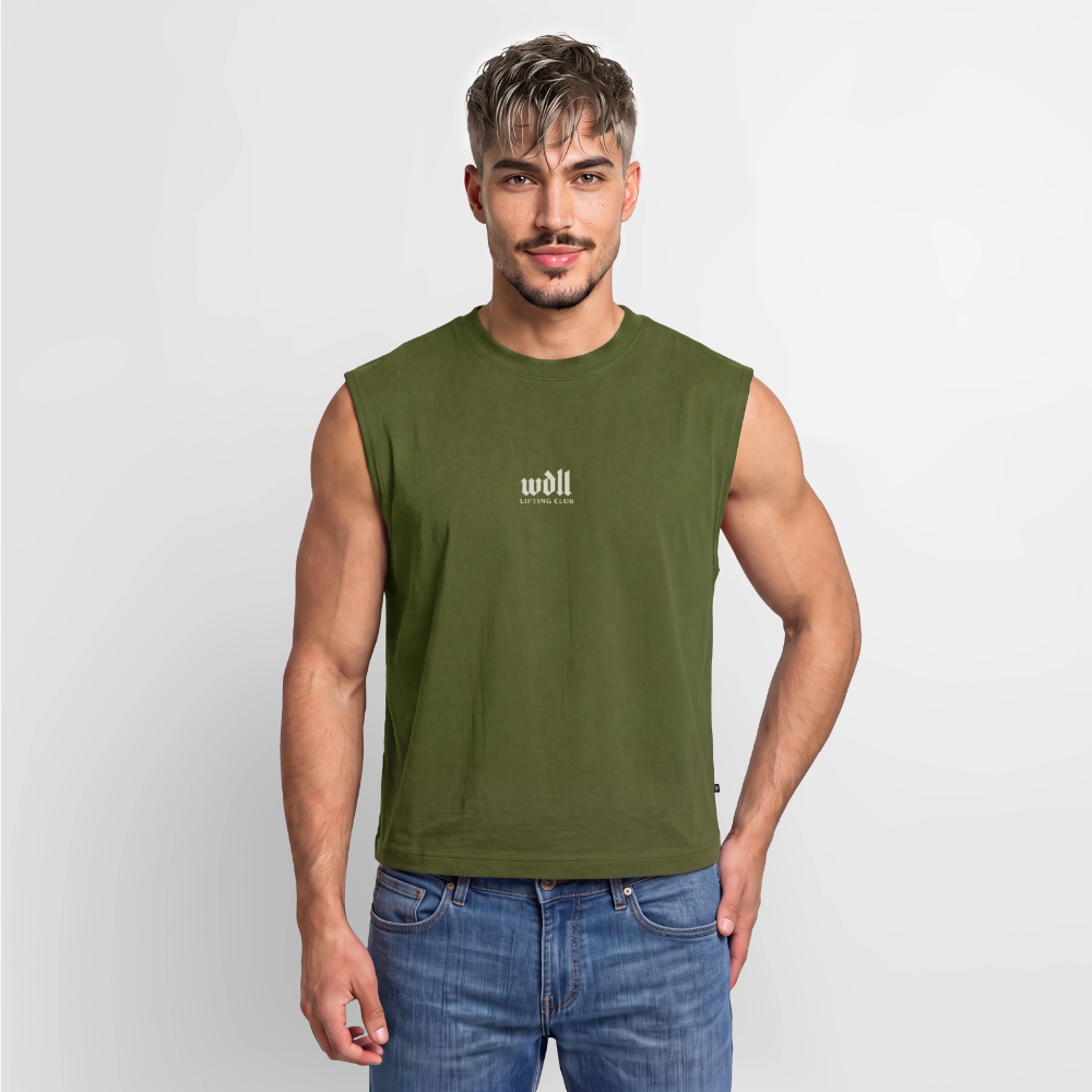 Homme portant le tank coupe classique WDLL Lift Improve Belong kaki, vue de face – WOD.LOL