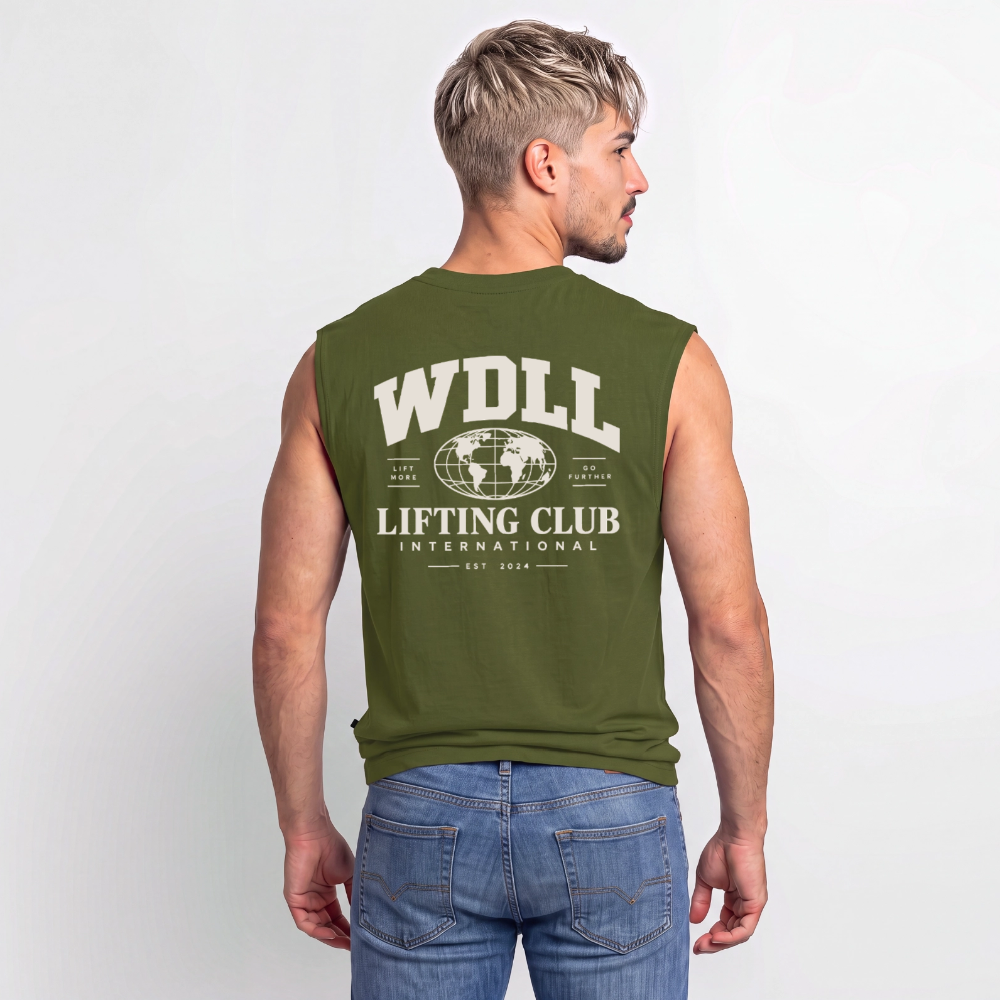 Homme portant le tank coupe classique WDLL Lifting Club International kaki, vue de dos – WOD.LOL