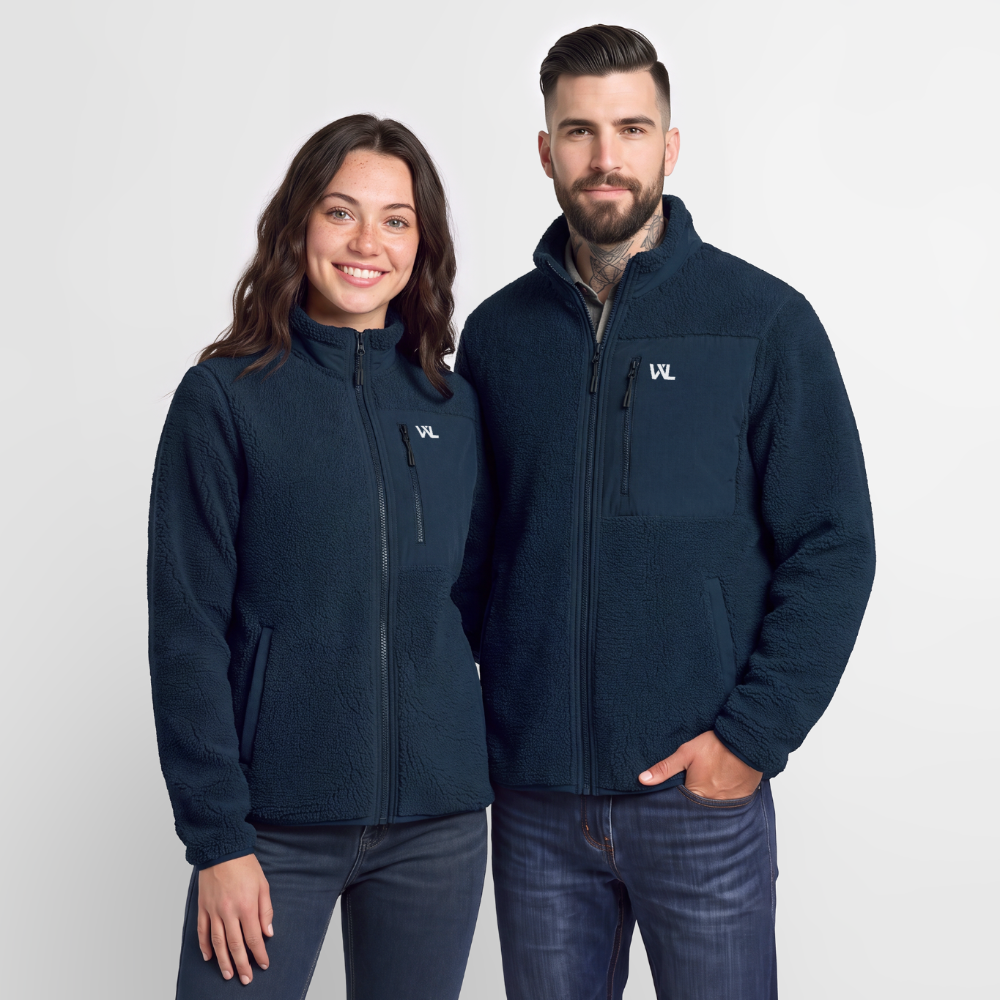 Veste sherpa bleu marine portée par une femme et un homme, monogramme WL blanc