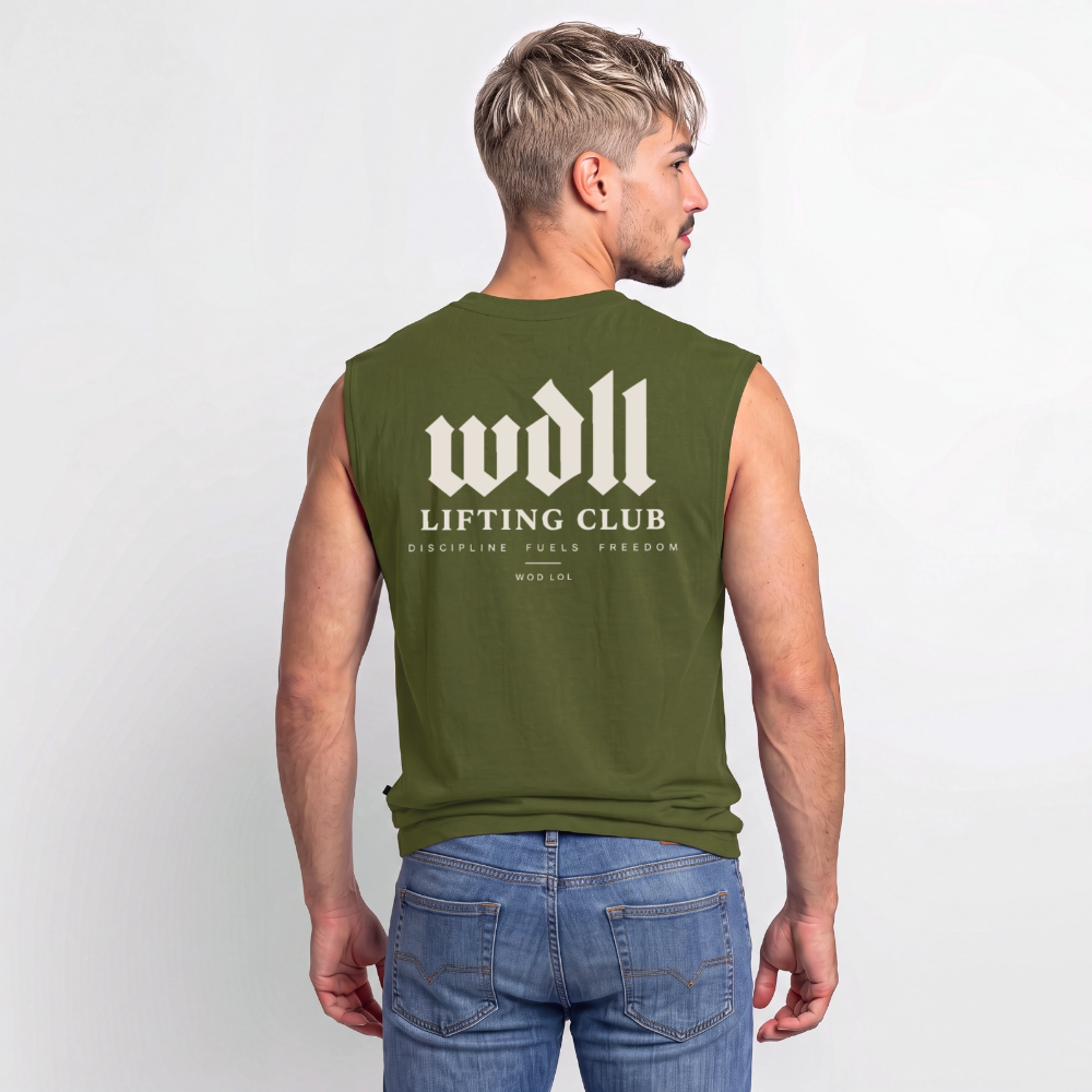 Homme portant le tank coupe classique WDLL Lifting Club kaki, vue de dos – WOD.LOL