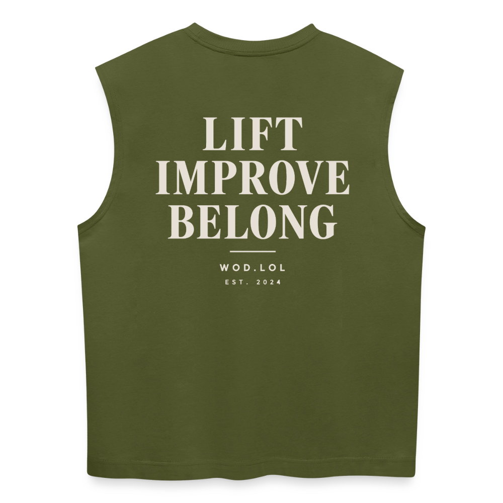 Tank top coupe classique WDLL Lift Improve Belong kaki, vue de dos avec grand print Lift Improve Belong – WOD.LOL