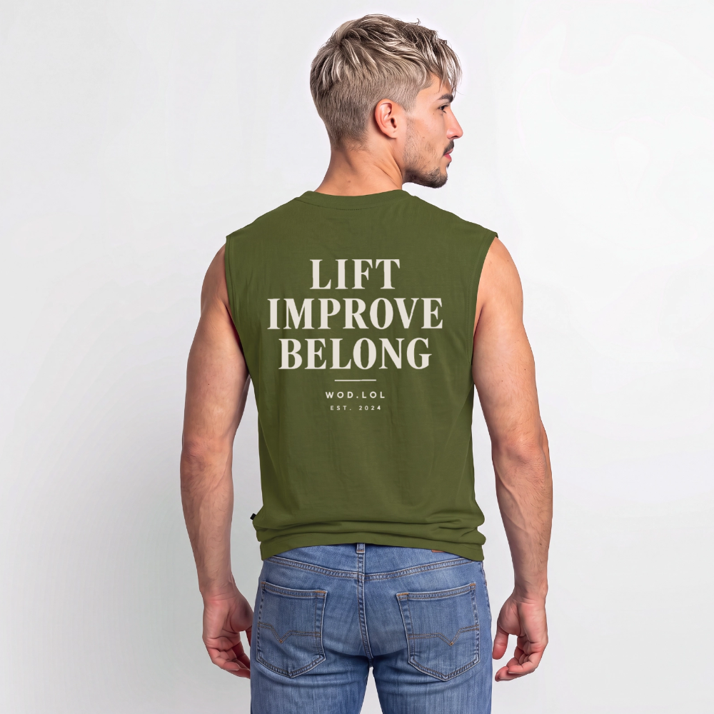 Homme portant le tank coupe classique WDLL Lift Improve Belong kaki, vue de dos – WOD.LOL