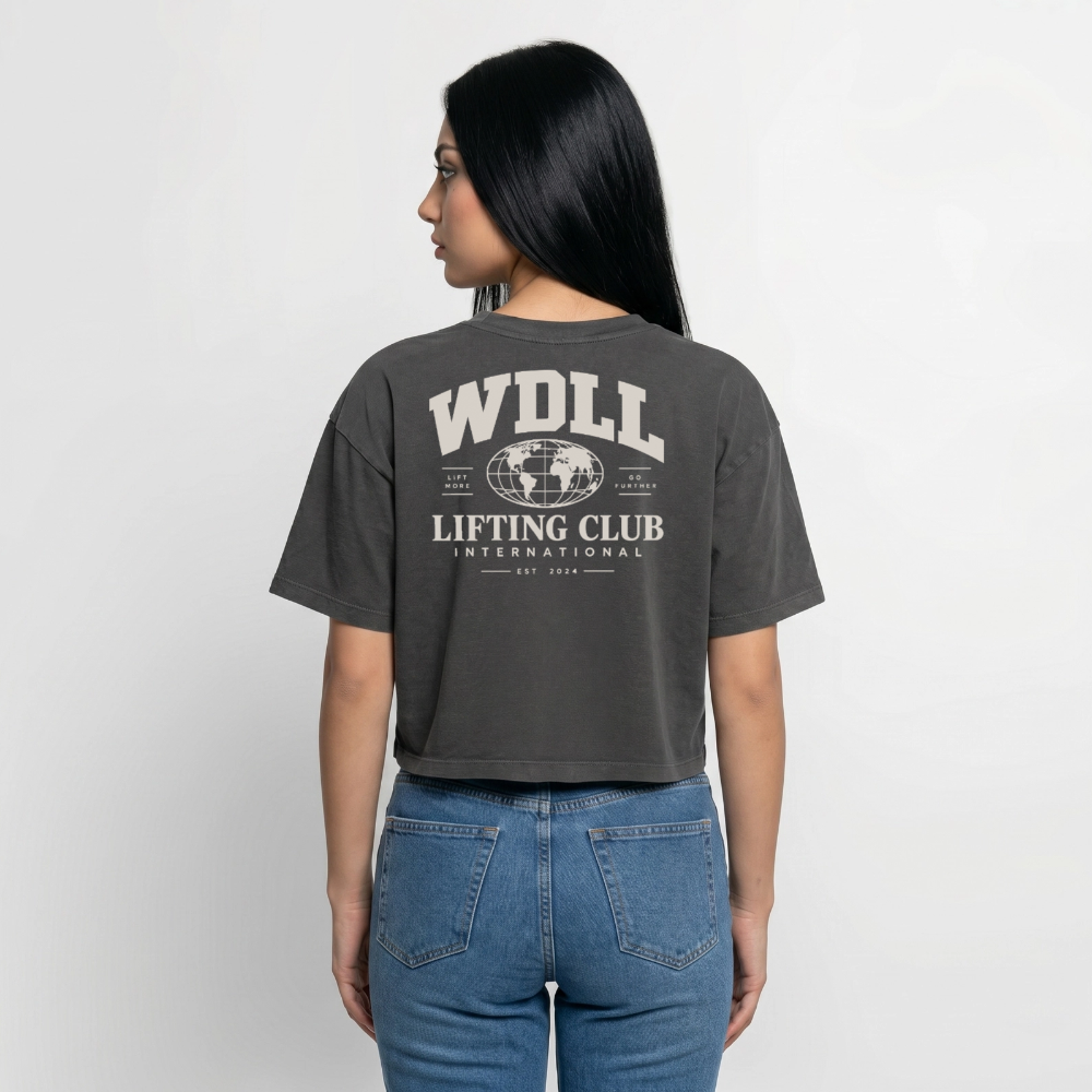 Crop top boxy femme WDLL Lifting Club International acid wash noir délavé, porté de dos – WOD.LOL