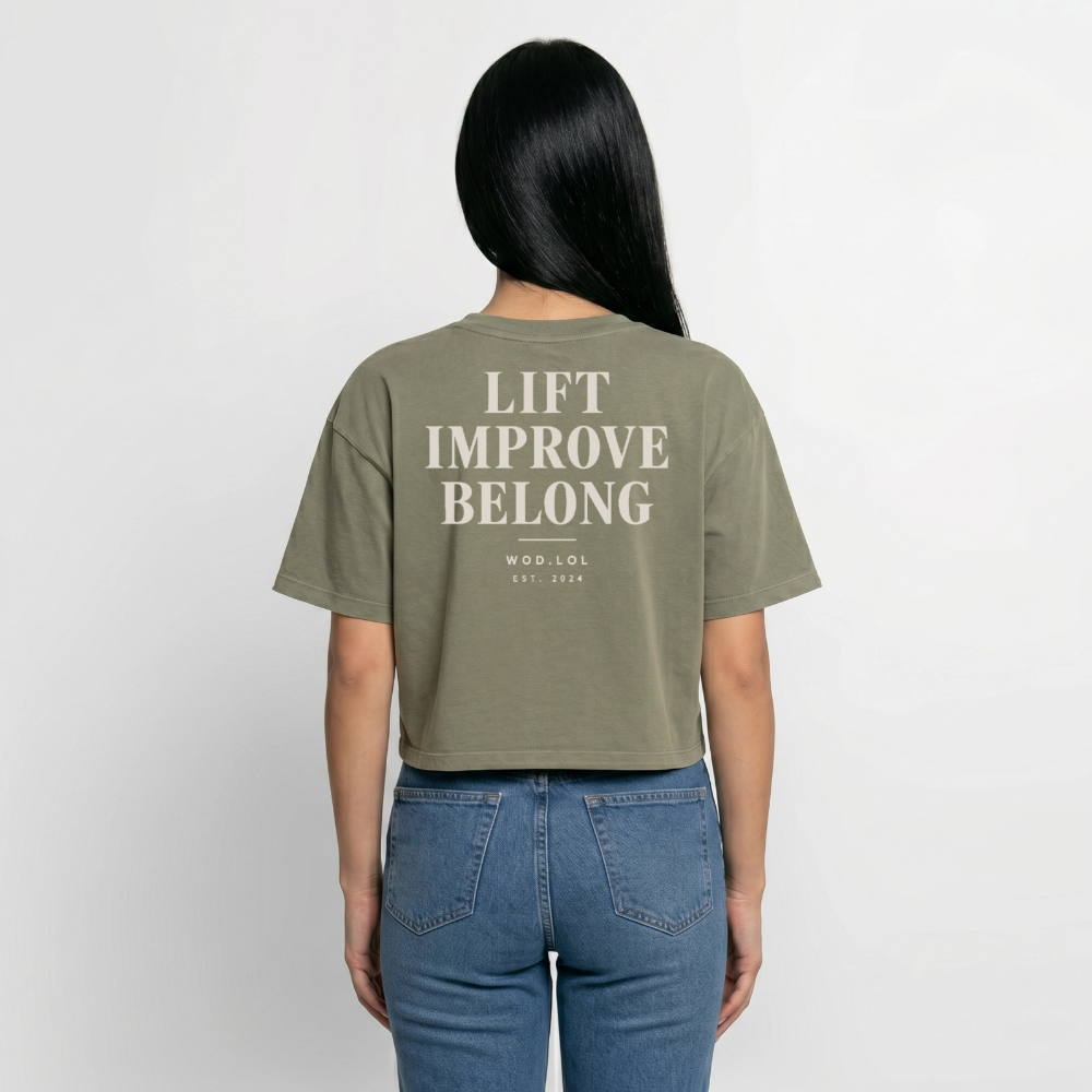 Crop top boxy femme WDLL Lift Improve Belong acid wash vert délavé, porté de dos – WOD.LOL