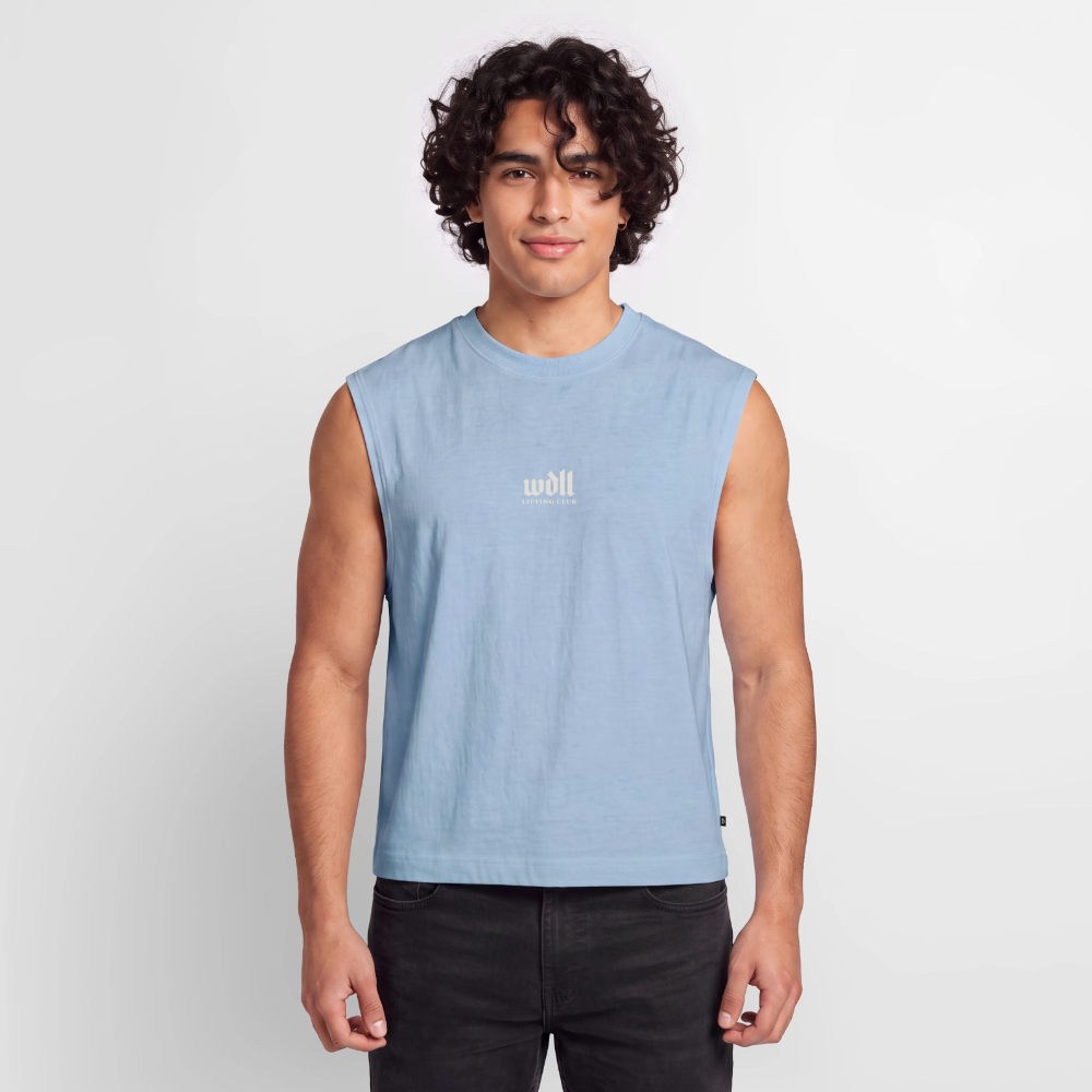 Homme portant le tank coupe classique WDLL Relentless bleu clair, vue de face – WOD.LOL
