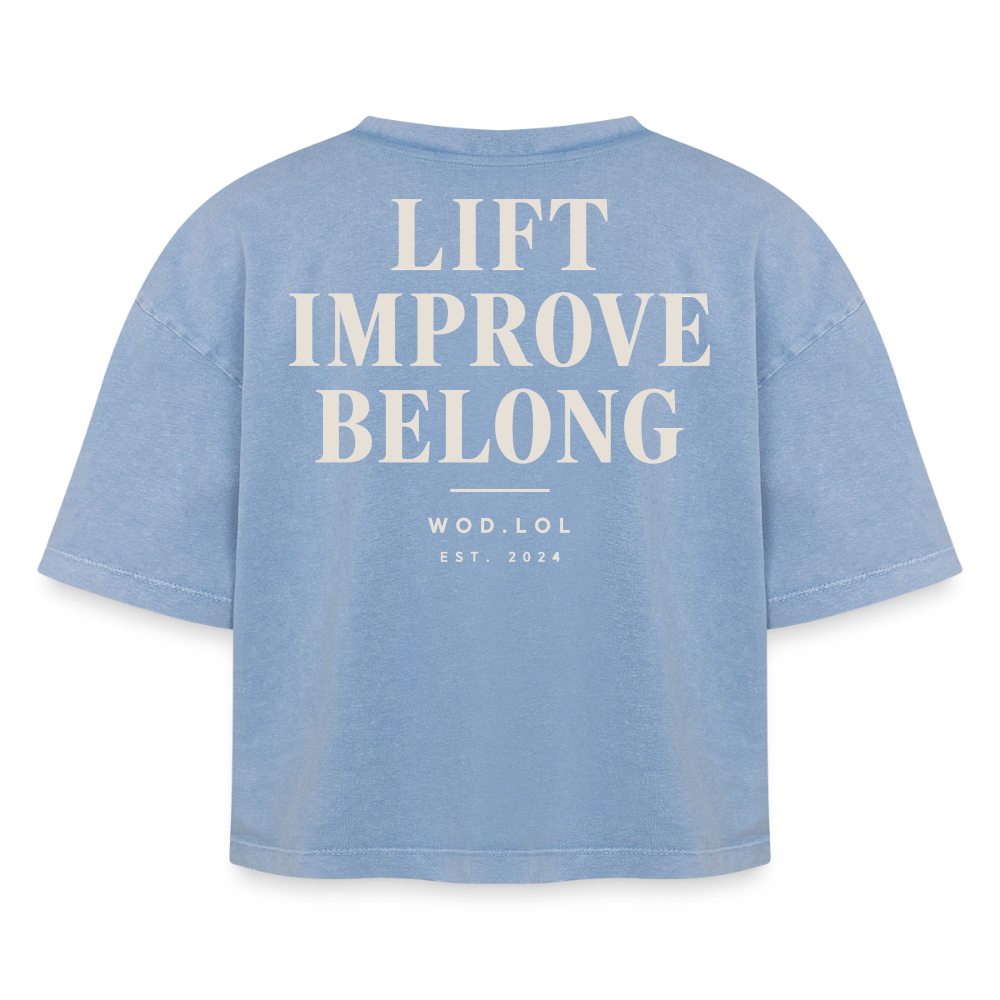 Crop top boxy femme WDLL Lift Improve Belong acid wash bleu délavé, vue de dos avec grand print Lift Improve Belong – WOD.LOL
