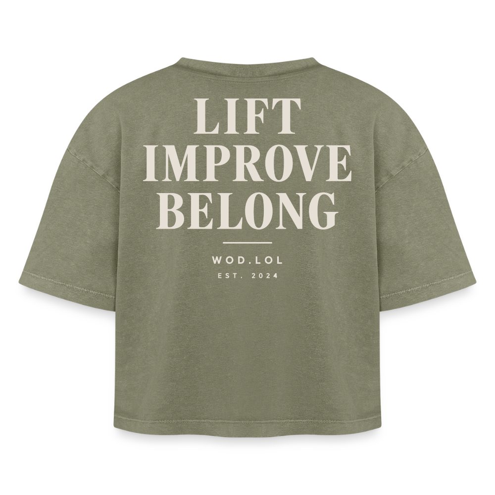 Crop top boxy femme WDLL Lift Improve Belong acid wash vert délavé, vue de dos avec grand print Lift Improve Belong – WOD.LOL