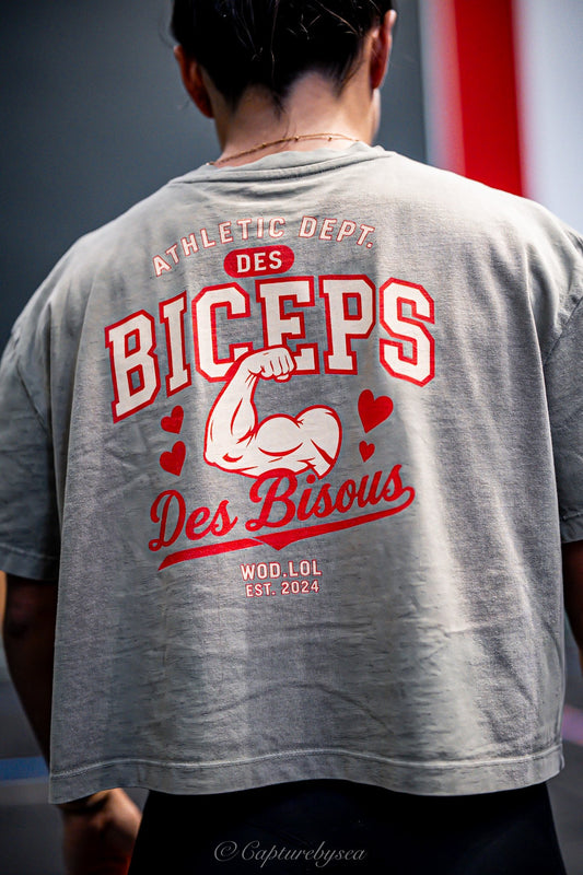 Crop top boxy Des Biceps Des Bisous V2 vert délavé porté de dos, gros plan print Athletic Dept. biceps et cœurs – WOD.LOL
