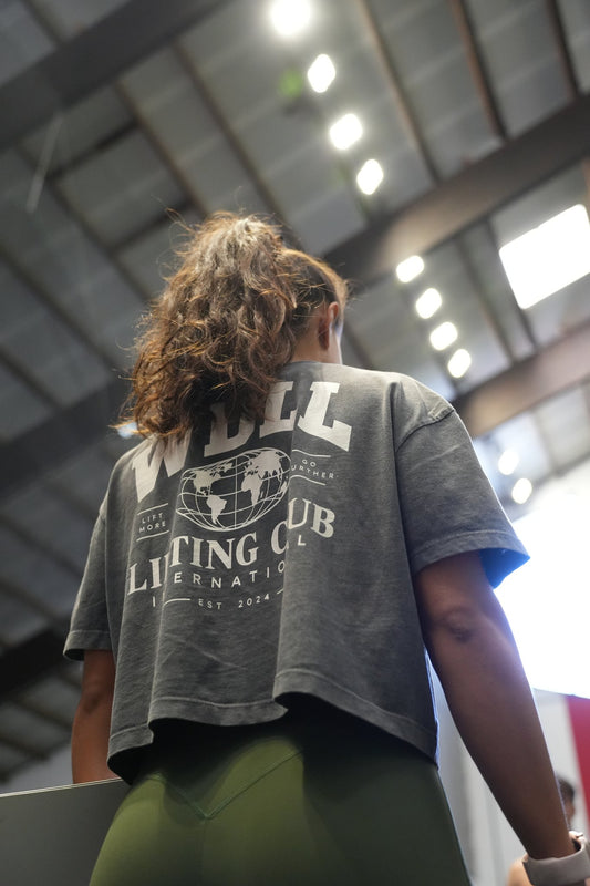 Crop top boxy WDLL Lifting Club International noir délavé porté de dos, coupe boxy courte – WOD.LOL