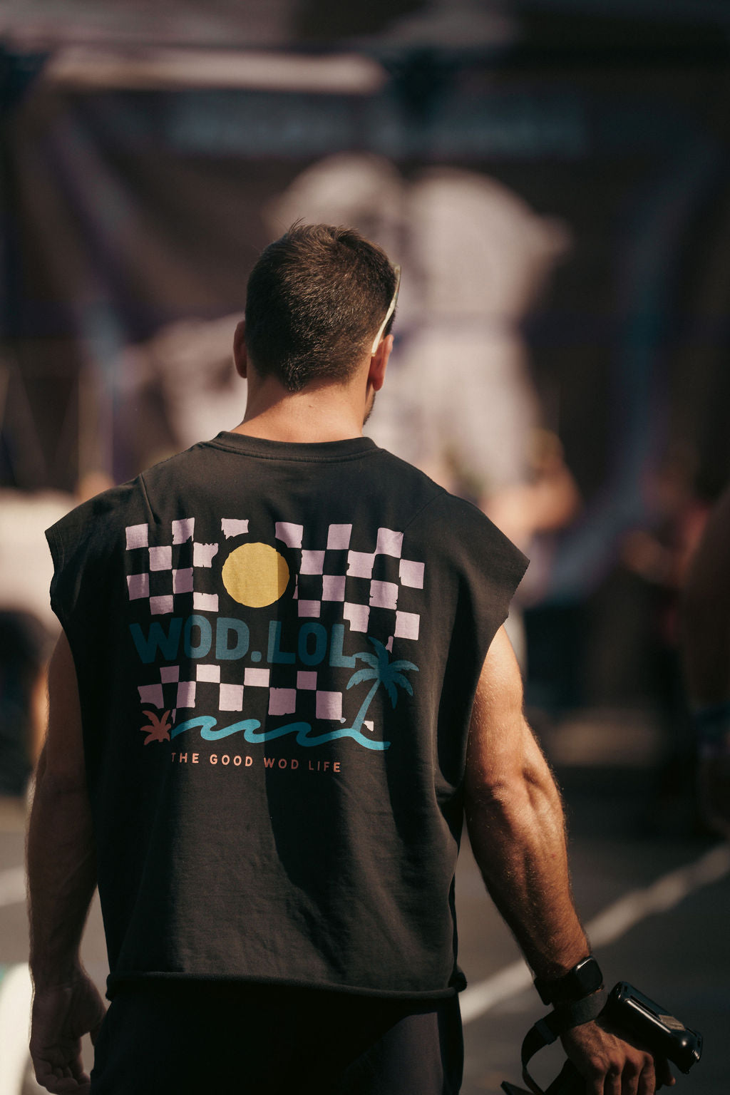 Tank boxy Summer Dam noir porté en compétition, dos damier soleil palmier The Good WOD Life – WOD.LOL